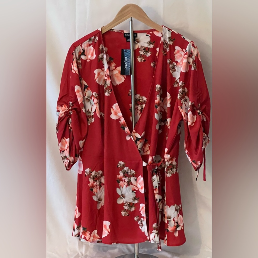 City Chic Lady Ascot Floral Wrap Top NWT plus S 16W - Picture 4 of 6